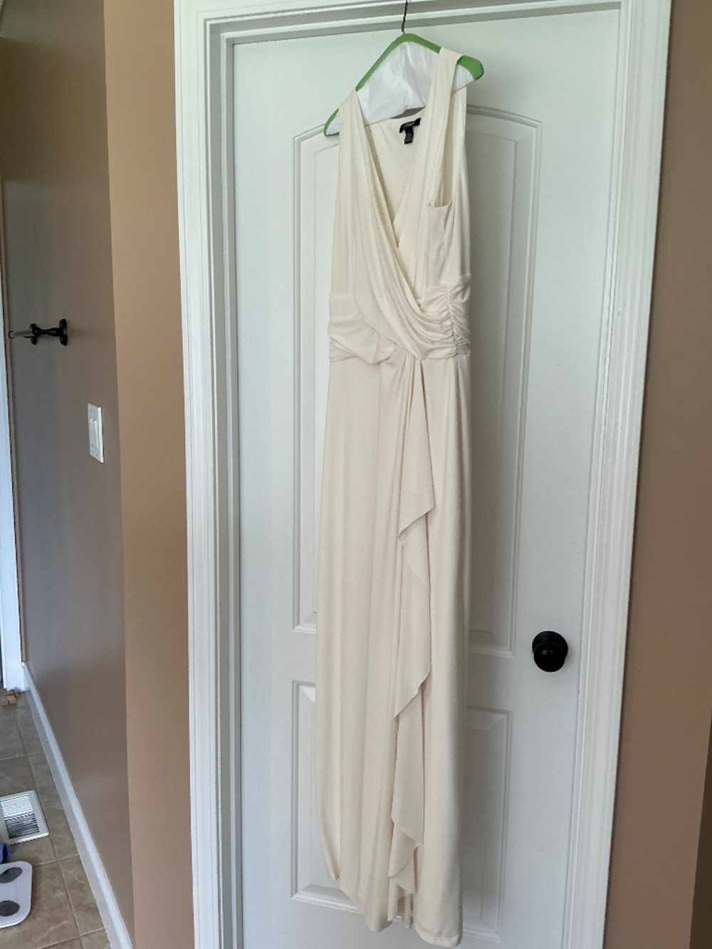 Long Formal dress/cream - Picture 2 of 5